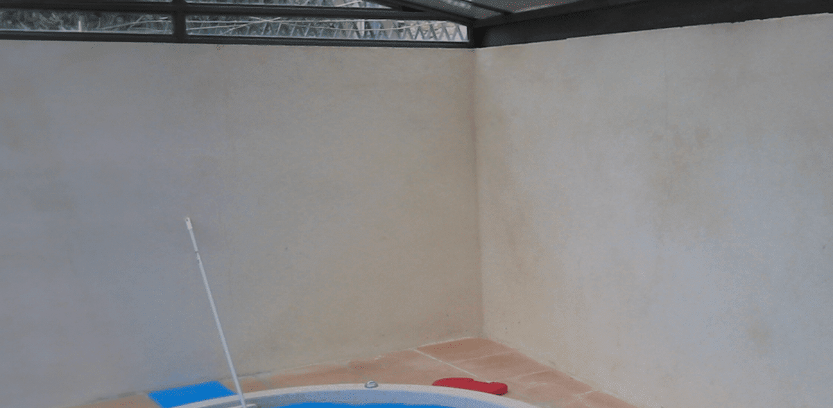 mur piscine avant peinture par Sylvie Artôt